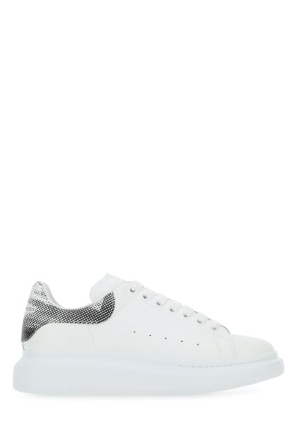 Sneakers in pelle bianca con tallone in pelle stampata